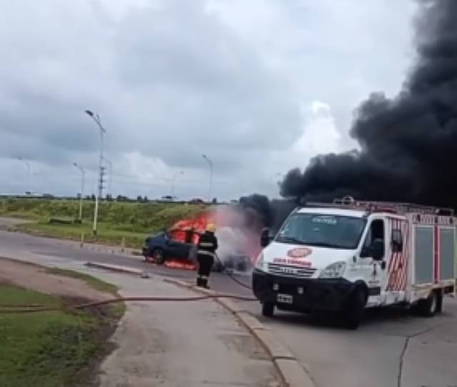 Tremendo susto en La Banda: conductor escapó a tiempo de su auto que fue devorado por las llamas