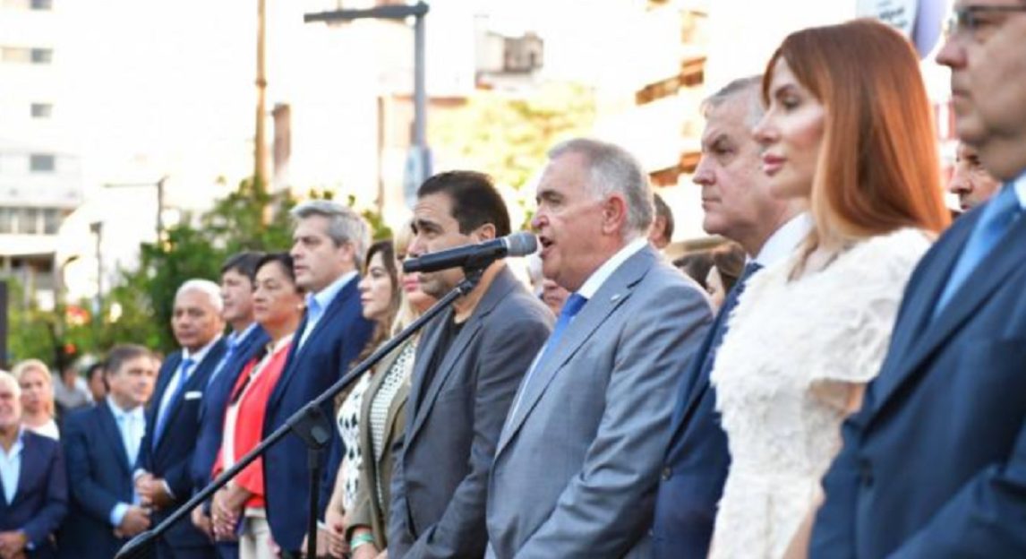 VIDEO | Susto en pleno acto de Osvaldo Jaldo: funcionaria se desplomó y cayó al piso