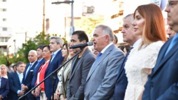 VIDEO | Susto en pleno acto de Osvaldo Jaldo: funcionaria se desplomó y cayó al piso