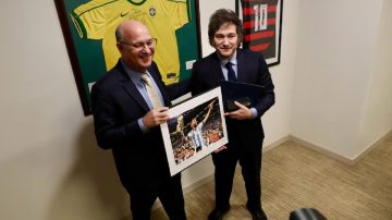 “Argentina tiene un montón de cabezas de termo”: Milei se quejó por un teléfono que sonaba y era el suyo