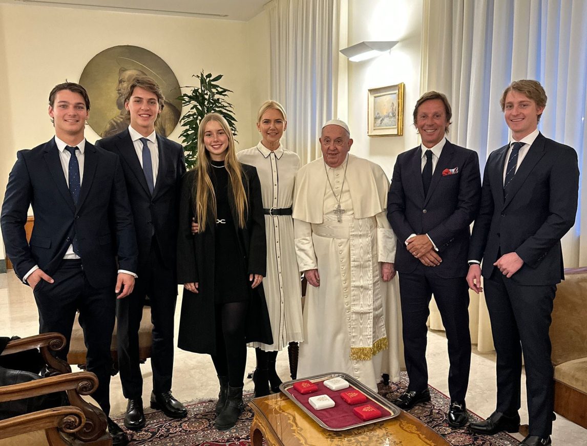 Valeria Mazza y su familia mantienen un encuentro emotivo con el Papa Francisco en Roma