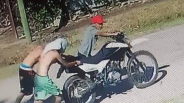 Le robaron la moto pero logró identificarlos en las cámaras de seguridad