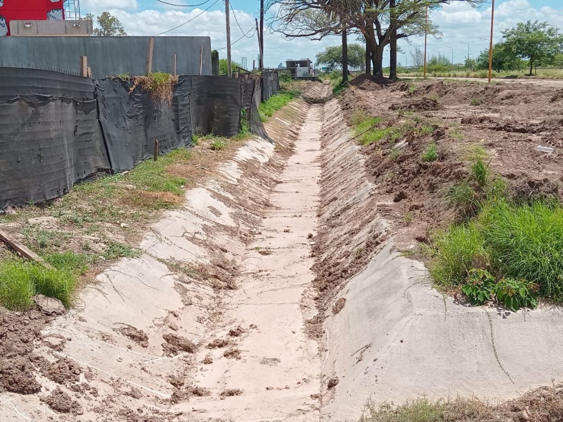 La Municipalidad concluyó la limpieza y mantenimiento de más de 380 metros del desagüe pluvial en la Costanera Sur