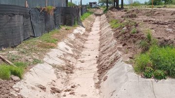La Municipalidad concluyó la limpieza y mantenimiento de más de 380 metros del desagüe pluvial en la Costanera Sur