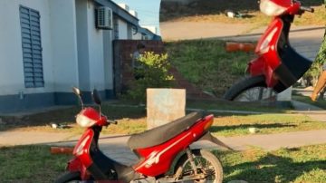 Destrozó su moto al chocar contra un portón, pero “el tinto y la gaseosa” quedaron intactos