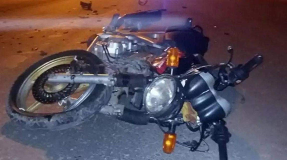 Adolescente circulaba en moto con su hermana, se descompensó y derrapó de manera violenta