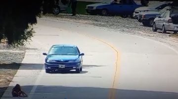IMPACTANTE VIDEO. Manejaba tomando whisky y le pasó por encima a una nena que jugaba