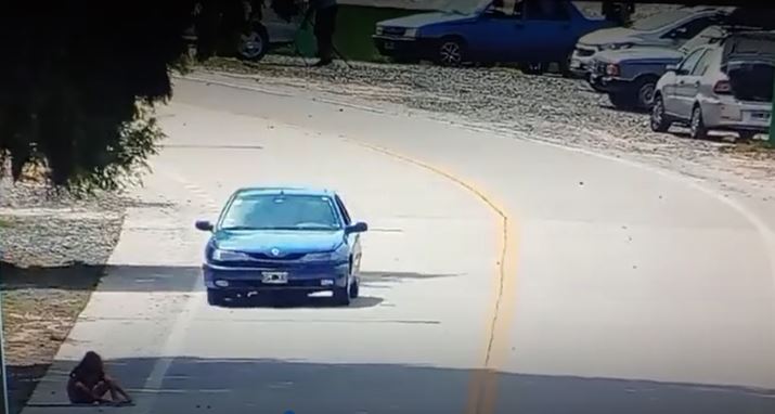 IMPACTANTE VIDEO. Manejaba tomando whisky y le pasó por encima a una nena que jugaba