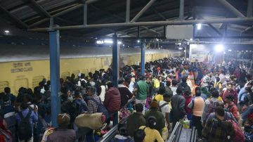 Al menos 18 personas mueren en una estampida en estación de tren de Nueva Delhi