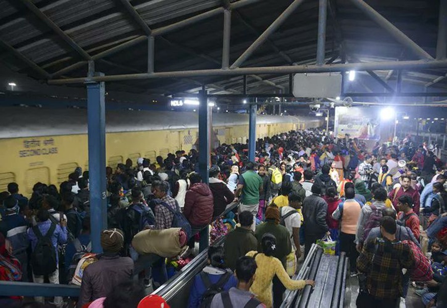 Al menos 18 personas mueren en una estampida en estación de tren de Nueva Delhi