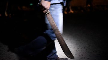 Quiso ayudar a dos jóvenes que pedían pan y lo acorralaron para robarle $400.000