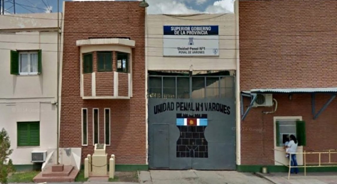 Aprovechó la hora de recreación en el penal para atacar a su hermano por agredir a su madre
