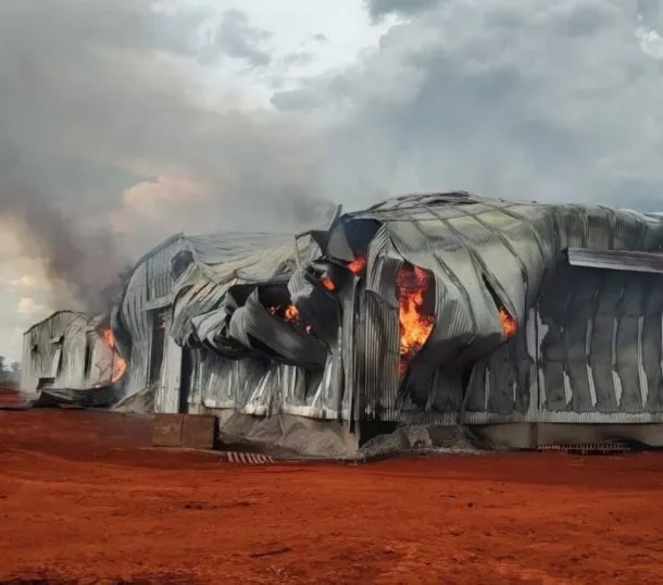 Un incendio consumió el depósito de una yerbatera en Corrientes