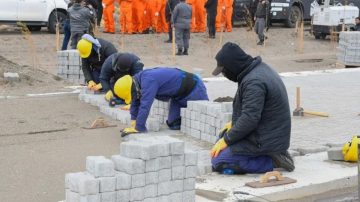 “Ocio cero”: El gobernador de Santa Cruz puso a los presos a trabajar en construcción