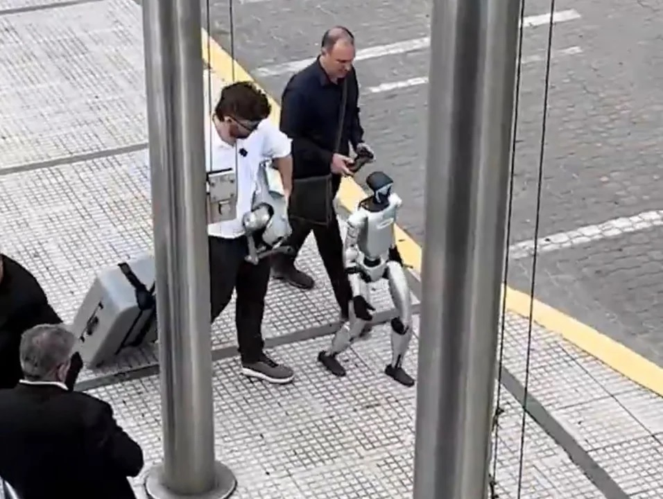 Viral en TikTok: filman a un robot caminando por Puerto Madero