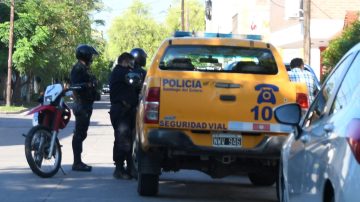 Hallan a un gendarme ebrio y dormido dentro de su auto a la vera de la ruta 1