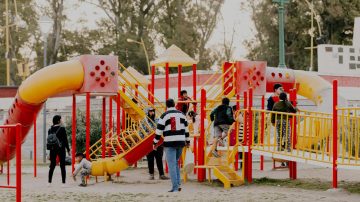 Crudo relato de una mujer en el Parque Aguirre: “Este nene estaba en uno de los toboganes manoseando a la nenita”