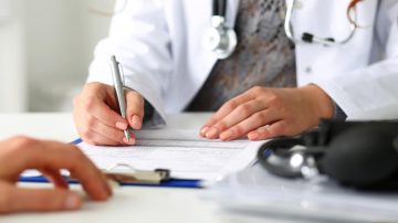 Sancionan a un ginecólogo por negarse a atender a paciente transgénero