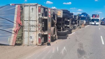 Volcó un camión cargado con soja en ruta cercana a Vilelas