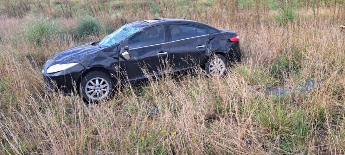 Una familia se salva de milagro tras el violento vuelco de su auto en la ruta 176