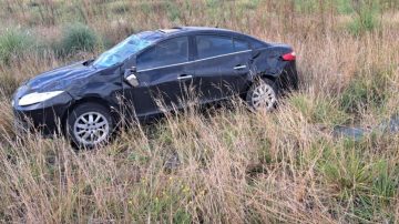 Una familia se salva de milagro tras el violento vuelco de su auto en la ruta 176