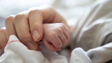 Sorpresa en El Zanjón: una mujer tuvo a su bebé en la vía pública y bajo la lluvia