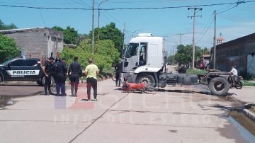 Un joven de 18 años sufrió gravisimas heridas tras estrellarse contra un camión en Añatuya