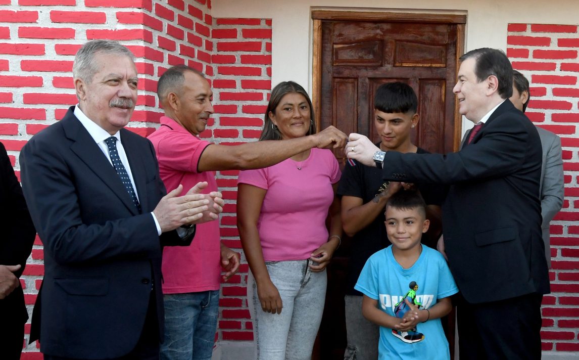 Zamora visitó el Paraje La Estancita con la inauguración del nuevo edificio de la Escuela N° 129 y con entrega de viviendas