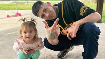 El tierno y costoso regalo de L-Gante a su hija Jamaica en su primer día de jardín