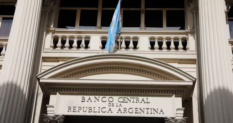 Para frenar la suba del dólar, el Banco Central desembolsó USD 678 millones