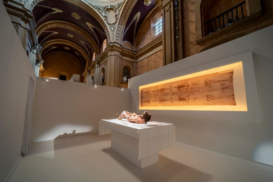 Una escultura hiperrealista de Jesucristo causa furor en México