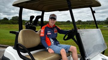 Valentín Perrone disfrutó del golf y el automovilismo en la previa del MotoGP en Termas