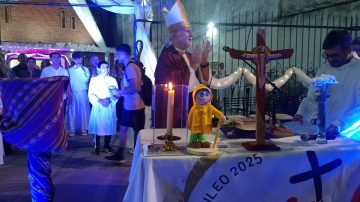 “No se puede amar a Dios sin amar al hermano”, afirmó Bokalic en la apertura de una nueva Puerta Santa
