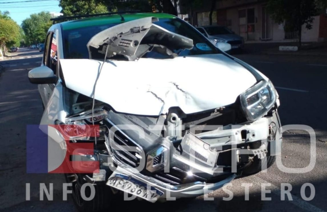 Taxista y una pasajera sufrieron heridas tras un terrible accidente en Av. Moreno y Rivadavia