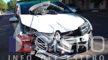 Taxista y una pasajera sufrieron heridas tras un terrible accidente en Av. Moreno y Rivadavia