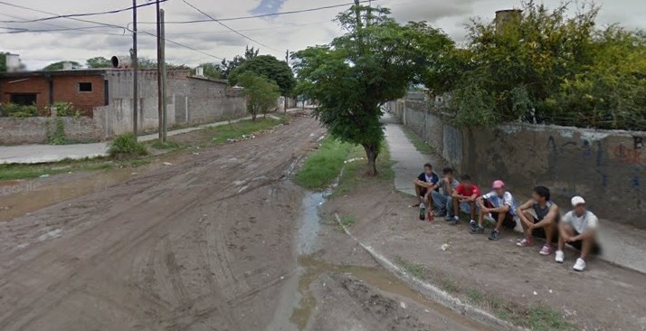 Brutal ataque en el barrio Sarmiento: atacaron a ladrillazos una casa y provocaron la descompensación de una mujer de 79 años