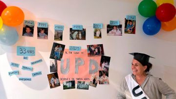 Un homenaje inolvidable para mamá: sus hijos le organizaron el UPD tras 33 años acompañandos a la escuela