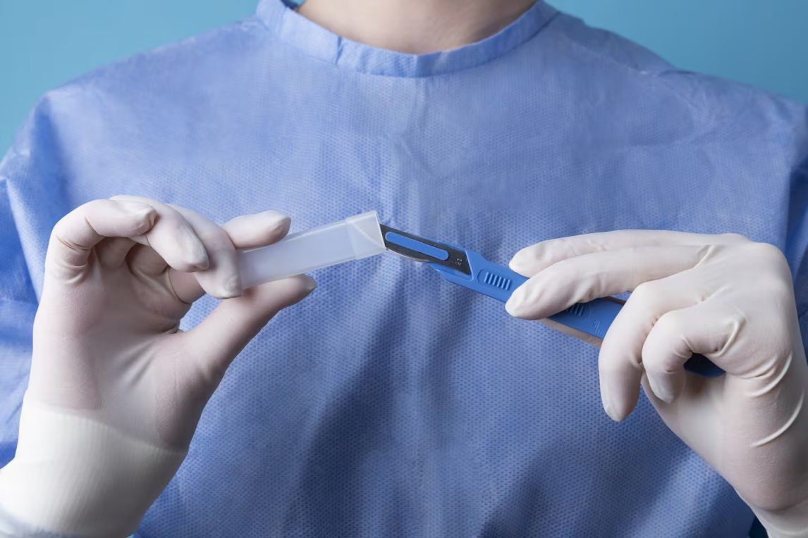 Insólito: sintió un dolor de panza e intentó operarse siguiendo tutoriales de YouTube