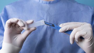 Insólito: sintió un dolor de panza e intentó operarse siguiendo tutoriales de YouTube