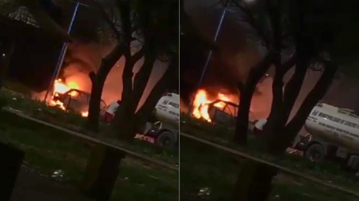 Video: así era devorado por el fuego el auto de los profesores en Suncho Corral