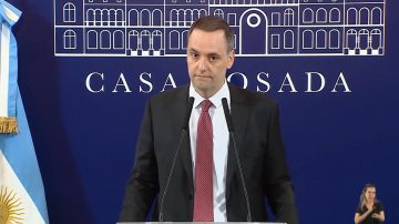 Un periodista descolocó a Adorni al recordarle sus tuits del 2020 sobre el FMI