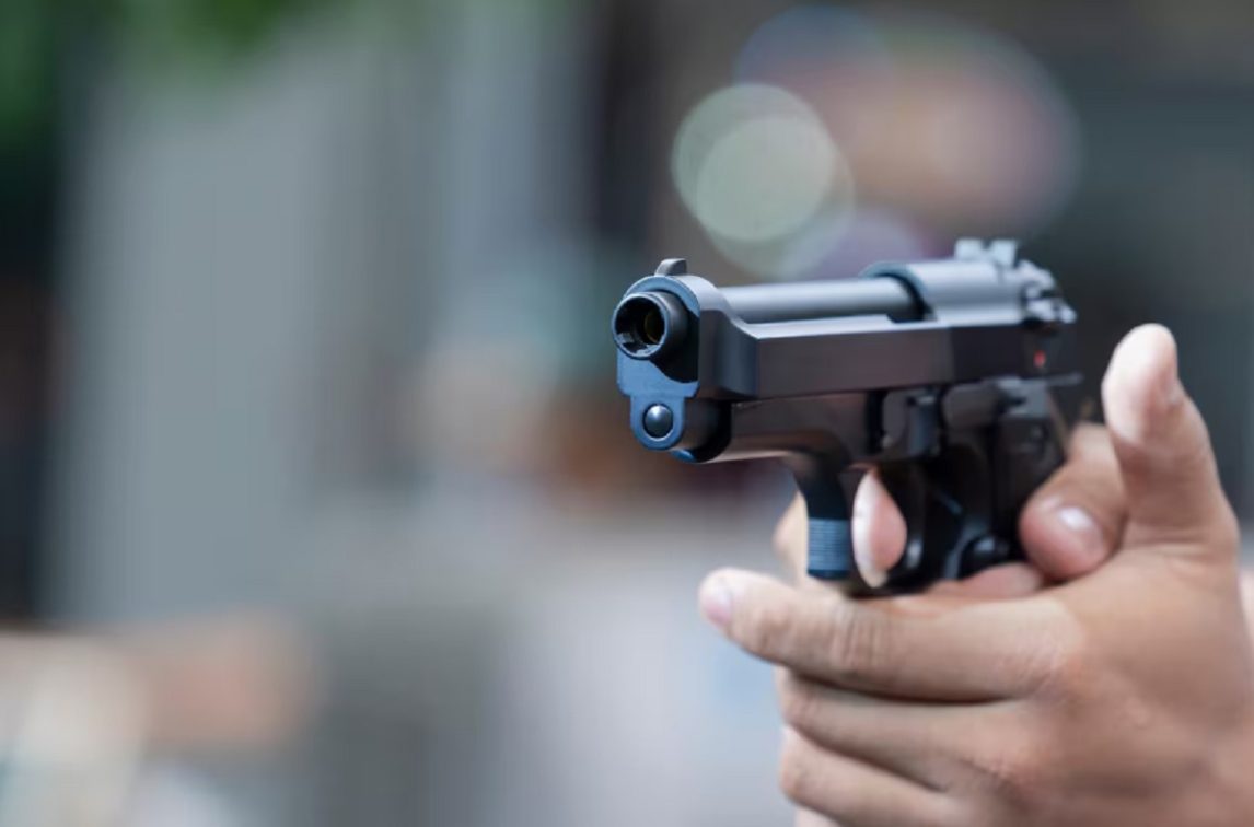 Vecinos en pie de guerra: atacaron a ladrillazos a una mujer y la amenazaron con machetes y armas de fuego
