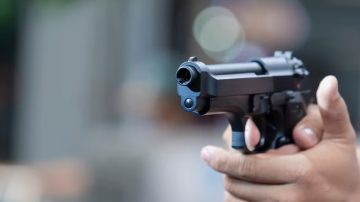 Vecinos en pie de guerra: atacaron a ladrillazos a una mujer y la amenazaron con machetes y armas de fuego