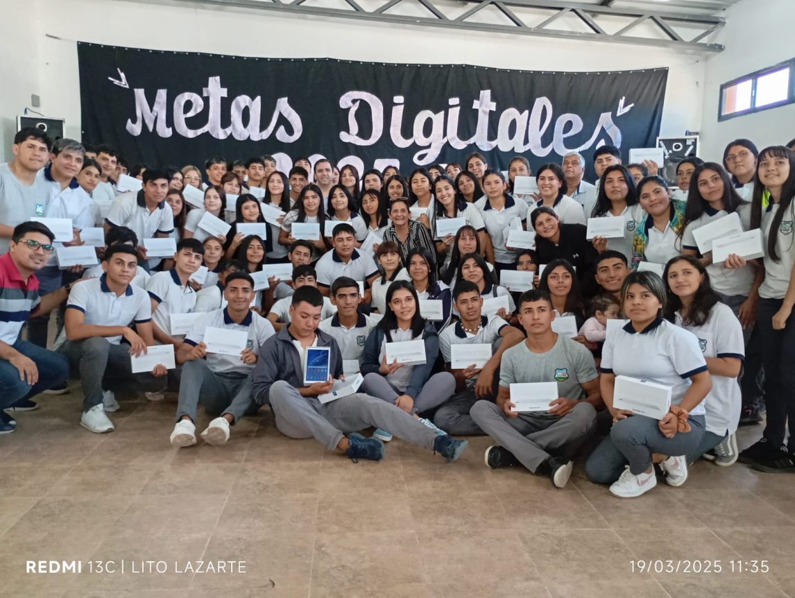Estudiantes de Clodomira y Colonia Gamara recibieron sus tablets
