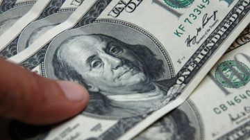 Por primera vez desde septiembre, el dólar libre trepa a 1.310 pesos