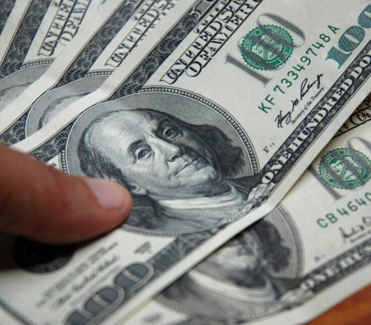 Récord del dólar oficial: ya se vende a $1515 y el riesgo país supera los 1500 puntos