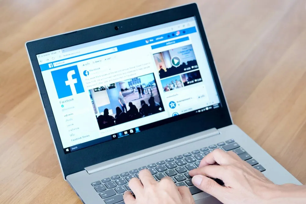 Denunció que su ex lo “escrachó” por Facebook porque lo vio con una amiga