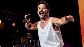 Camilo visitó Argentina y se llevó un tesoro muy especial: dos bombos de Froilán González