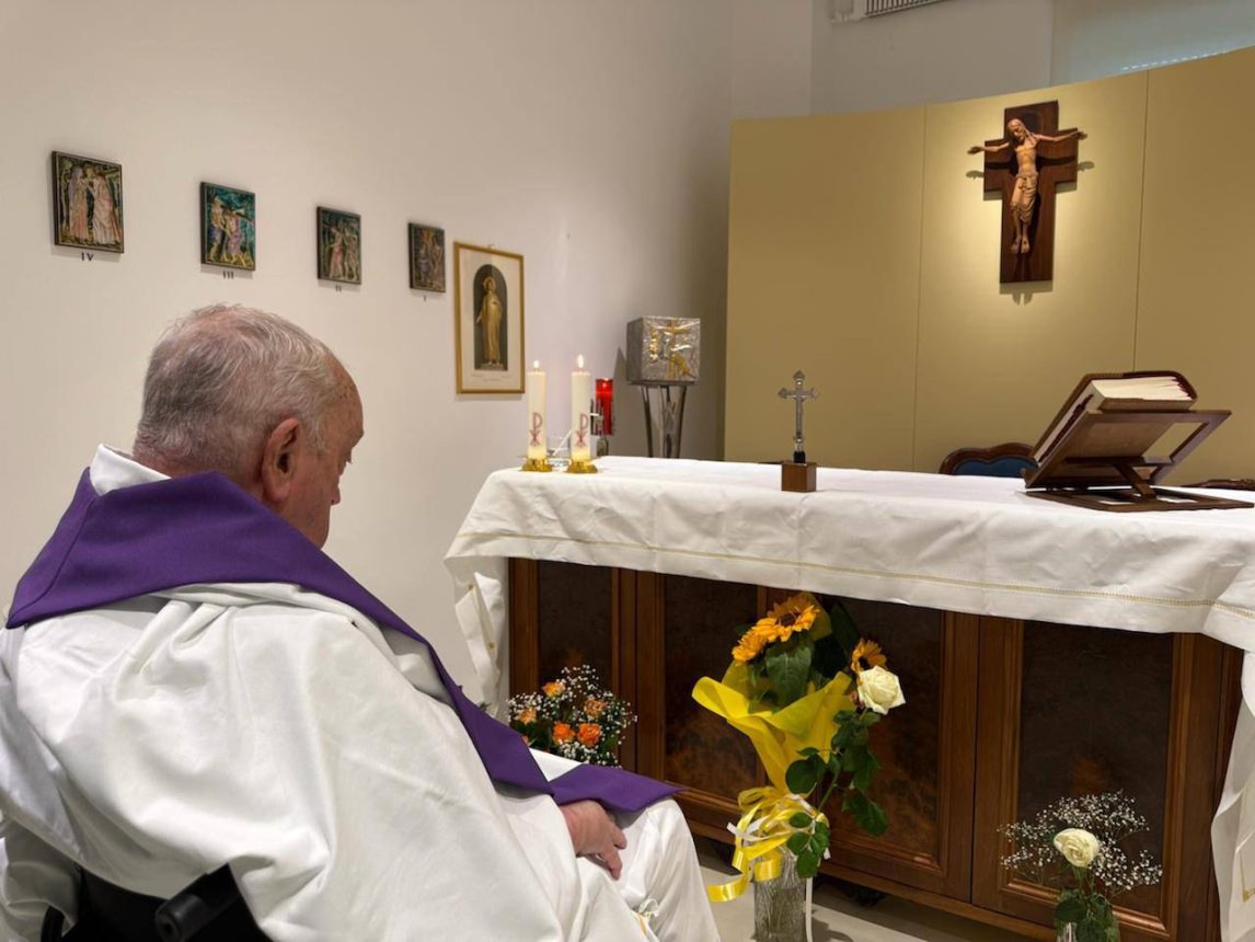 Difunden la primera foto del Papa en el hospital: concelebró misa y estuvo en oración