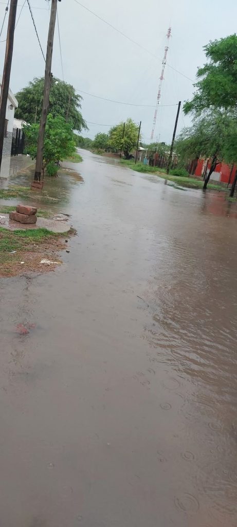 FOTOS | Calles anegadas y barrios inundados, el saldo de la torrencial lluvia en Añatuya